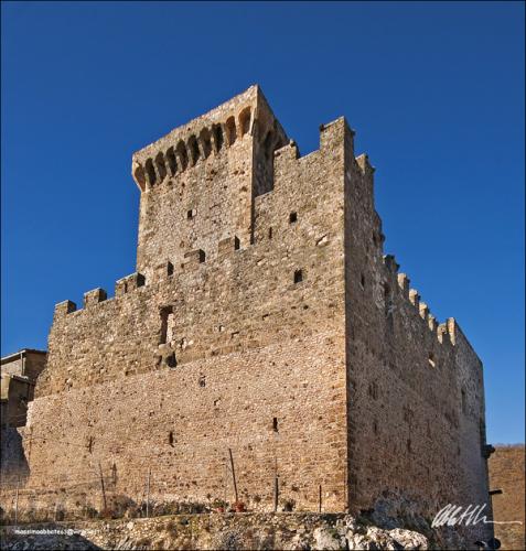 Veduta Castello Cajetani da Piazza Civita